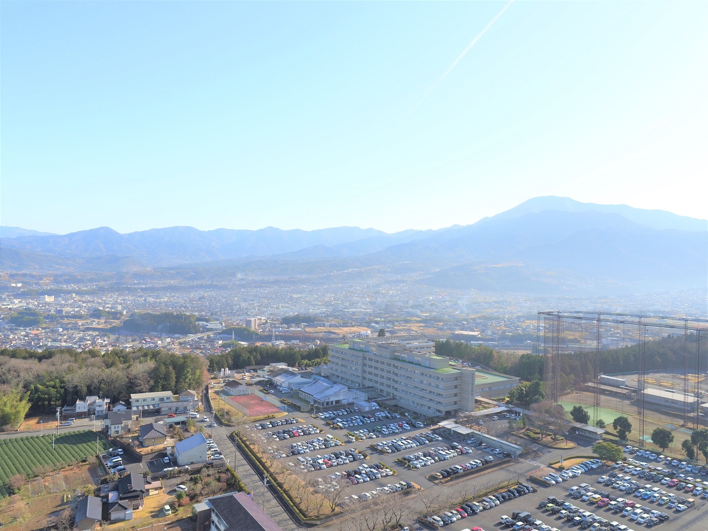 病院と恵那山とまち上空.jpg